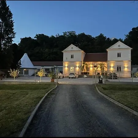Kinizsi Udvar Apartmanhaz *