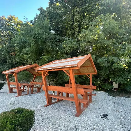 Kinizsi Udvar Apartmanhaz * Balatonboglar