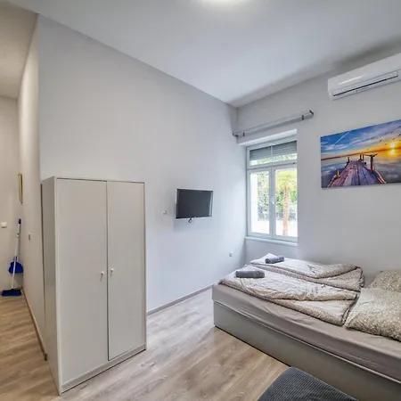 Kinizsi Udvar Apartmanhaz 3*