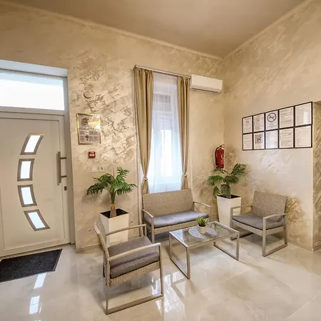Kinizsi Udvar Apartmanhaz 3*